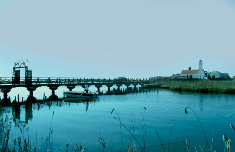 Hγέφυρα που οδηγεί στο εκκλησάκι του Αγίου Νικολάου στο Πόρτο Λάγος