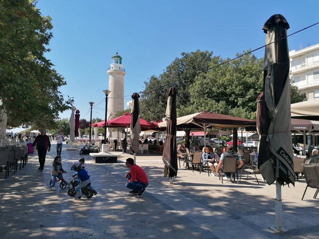 Η παραλιακή οδός της Αλεξανδρούπολης και στο βάθος ο Φάρος της